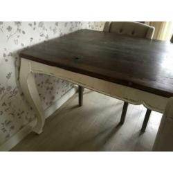 Prachtige tafel met 4 stoelen