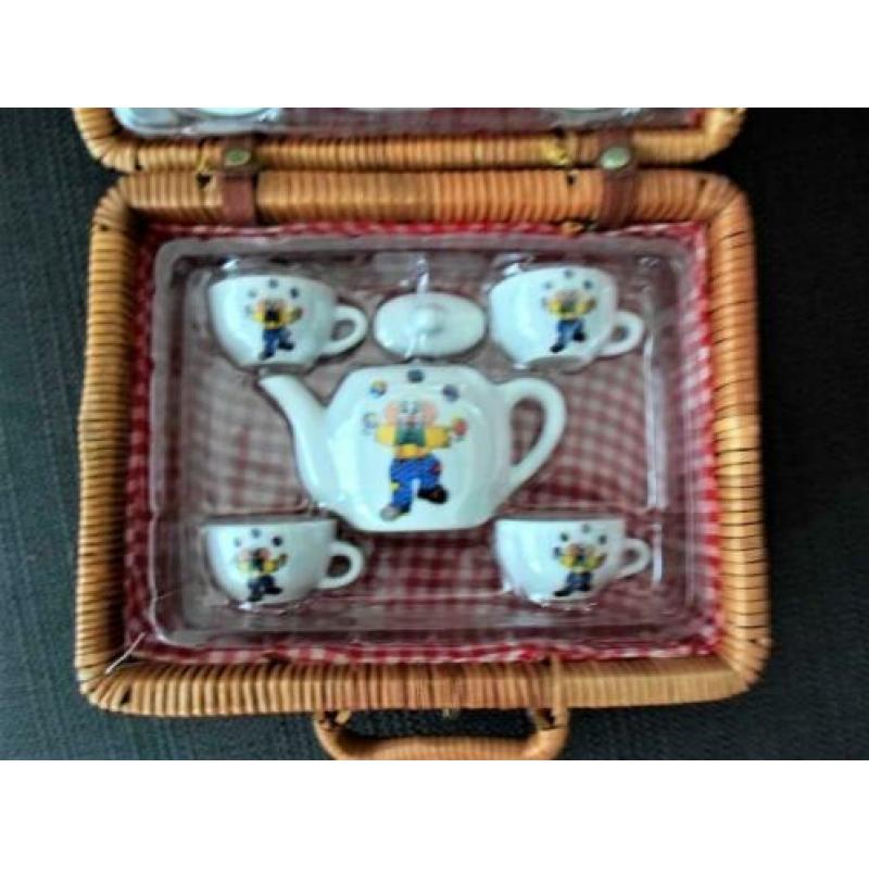 Kinderserviesje clown in rieten mand.