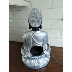 Prachtige Buddha op lotusbloem fontein