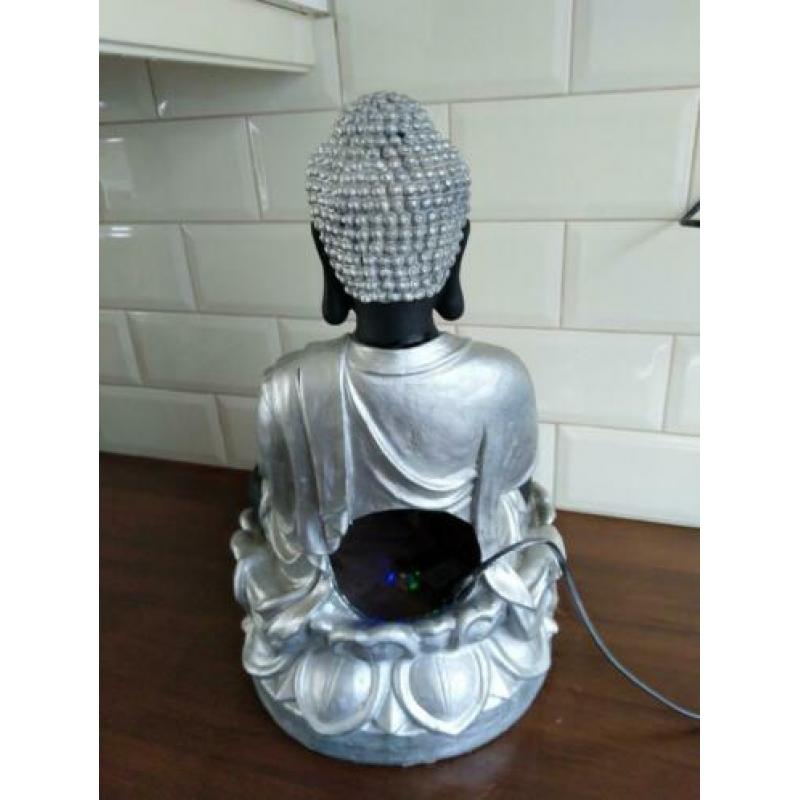 Prachtige Buddha op lotusbloem fontein