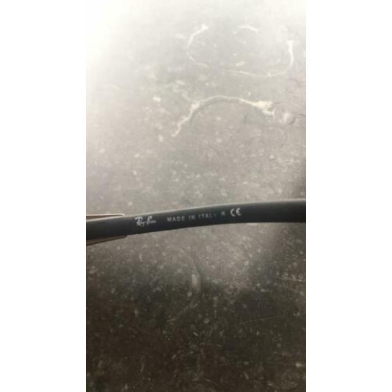 Rayban zonnebril in Nieuwstraat