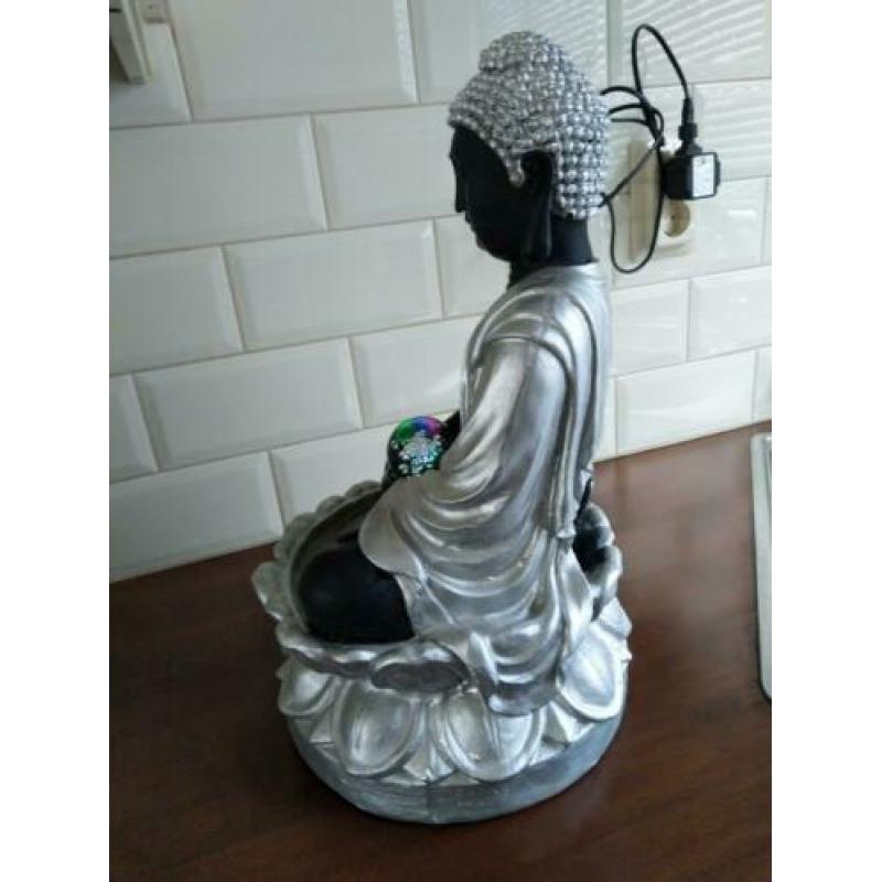 Prachtige Buddha op lotusbloem fontein