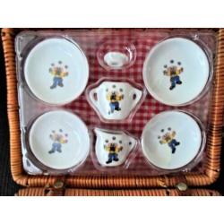 Kinderserviesje clown in rieten mand.