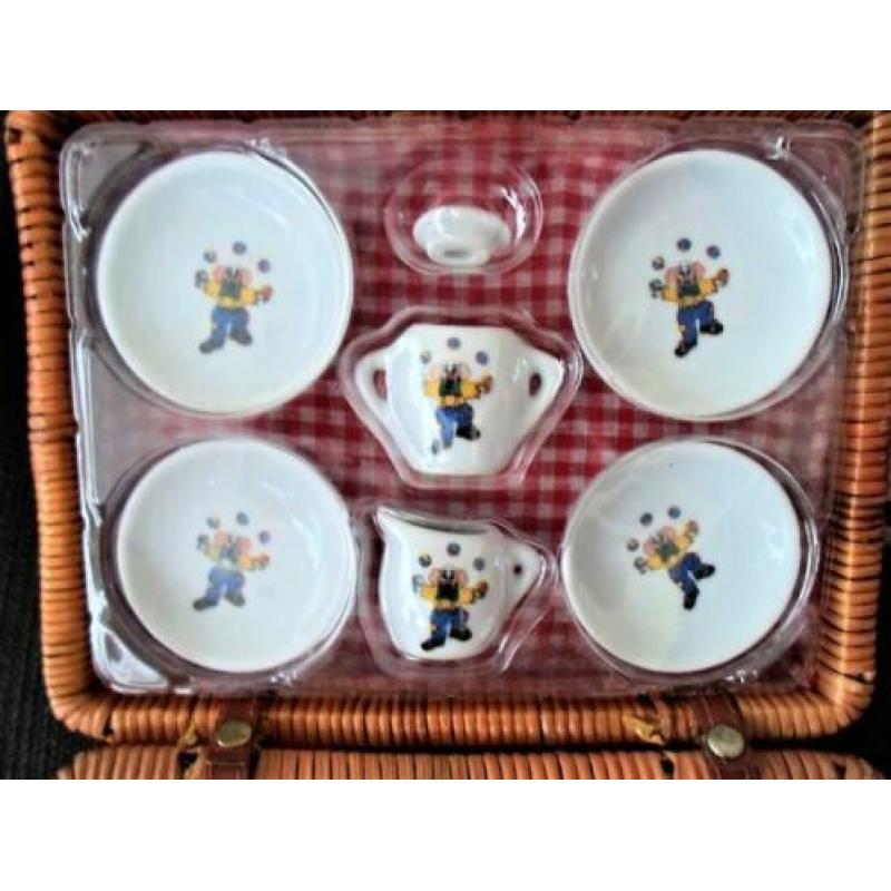 Kinderserviesje clown in rieten mand.