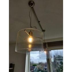Twee prachtige design hanglampen van glas en staal.