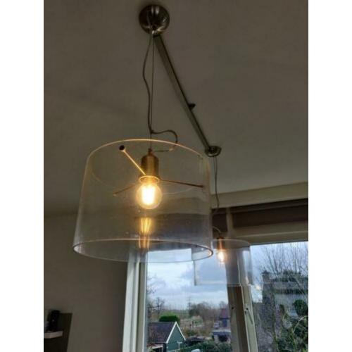 Twee prachtige design hanglampen van glas en staal.