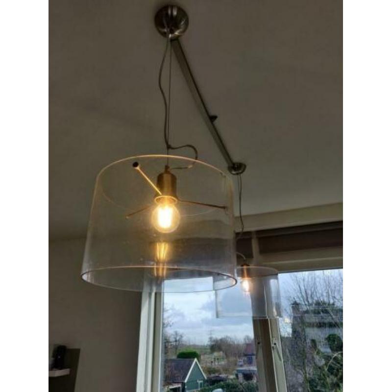 Twee prachtige design hanglampen van glas en staal.