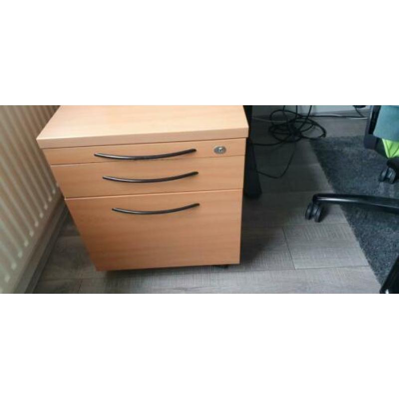 Houten ladekast met slot