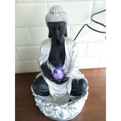 Prachtige Buddha op lotusbloem fontein