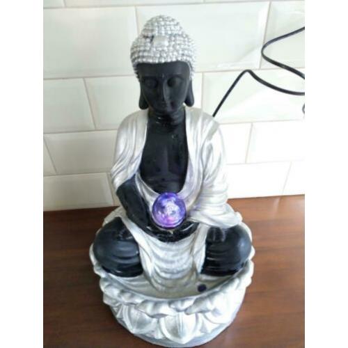 Prachtige Buddha op lotusbloem fontein