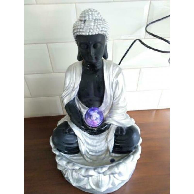 Prachtige Buddha op lotusbloem fontein