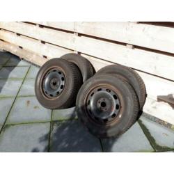 4 stalen velgen met winterbanden 15 inch