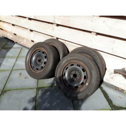 4 stalen velgen met winterbanden 15 inch