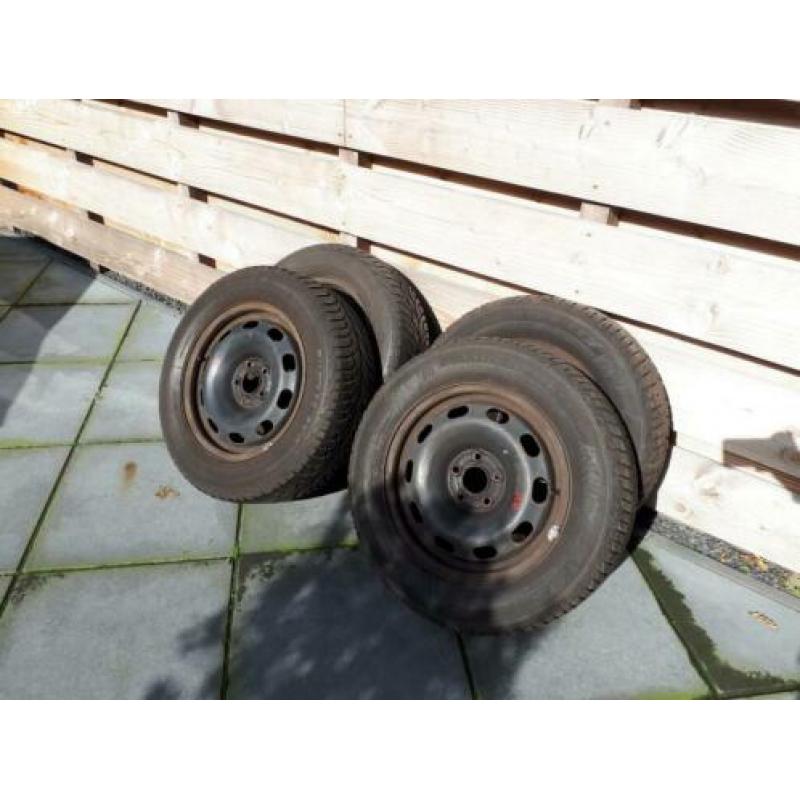 4 stalen velgen met winterbanden 15 inch