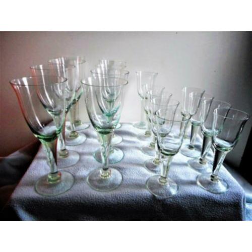 17 groene glazen gerecycled glas in 4 verschillende maten.