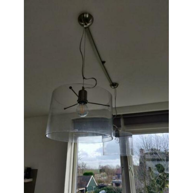 Twee prachtige design hanglampen van glas en staal.