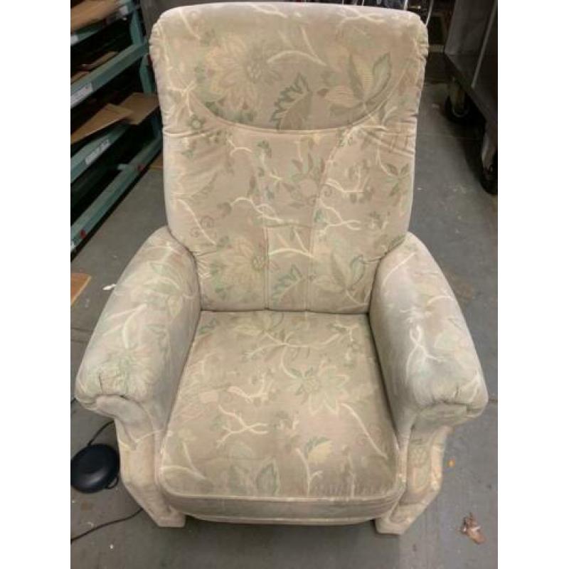 Goede beige Sta op stoel met bloemen .
