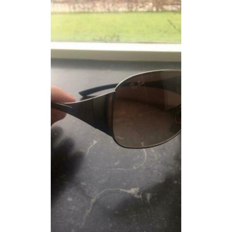 Rayban zonnebril in Nieuwstraat