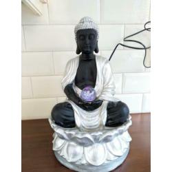Prachtige Buddha op lotusbloem fontein