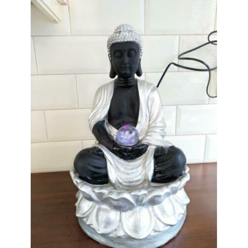 Prachtige Buddha op lotusbloem fontein