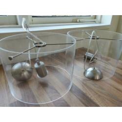 Twee prachtige design hanglampen van glas en staal.