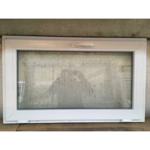 Kunststof kiepkozijn 100 x 60 voor garage, schuur, stal