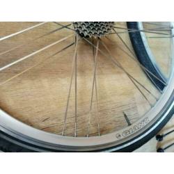 28 inch Giant wielset met platte spaken + banden