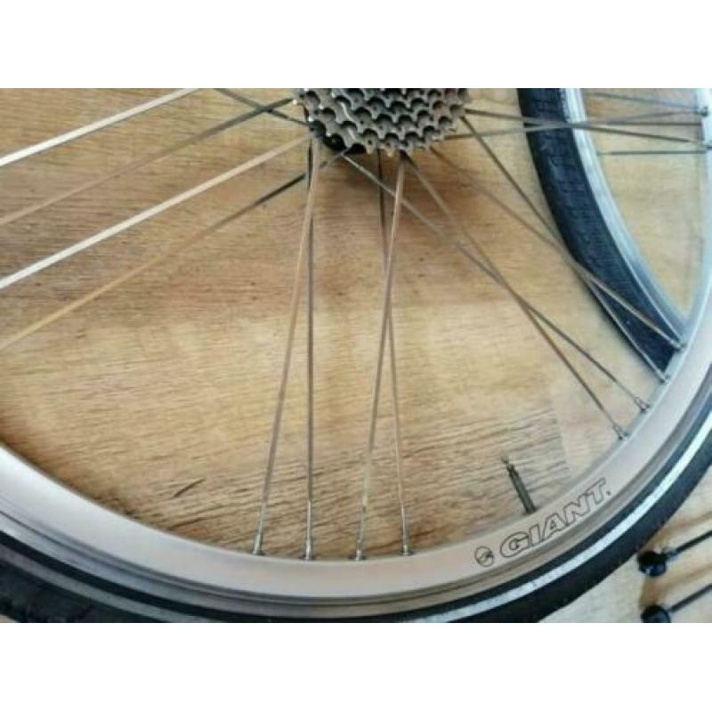 28 inch Giant wielset met platte spaken + banden