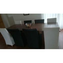 8 persoons koloniale tafel met 4 leren stoelen op wieltjes