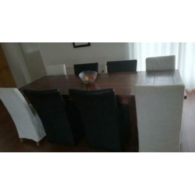 8 persoons koloniale tafel met 4 leren stoelen op wieltjes