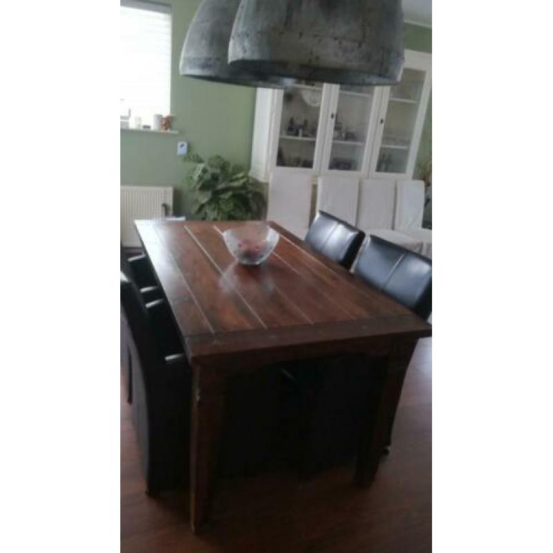 8 persoons koloniale tafel met 4 leren stoelen op wieltjes