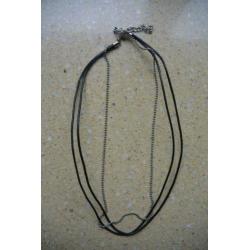 ketting bestaande uit 2 bruinleren + 1 zilverkleurig ketting