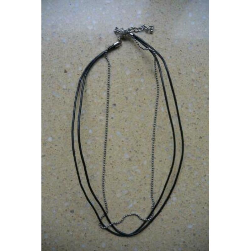 ketting bestaande uit 2 bruinleren + 1 zilverkleurig ketting