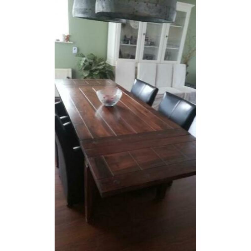 8 persoons koloniale tafel met 4 leren stoelen op wieltjes