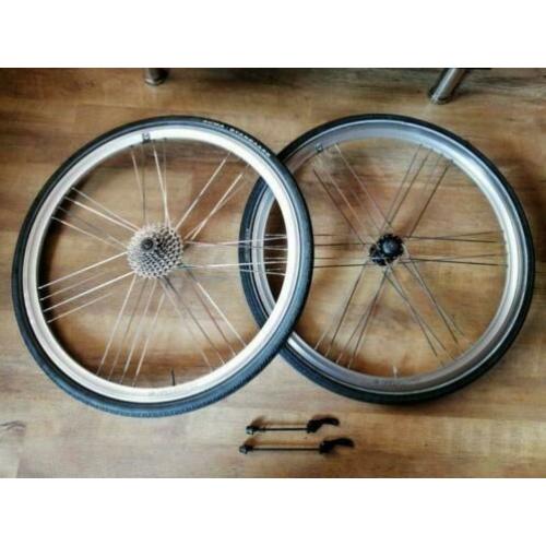 28 inch Giant wielset met platte spaken + banden
