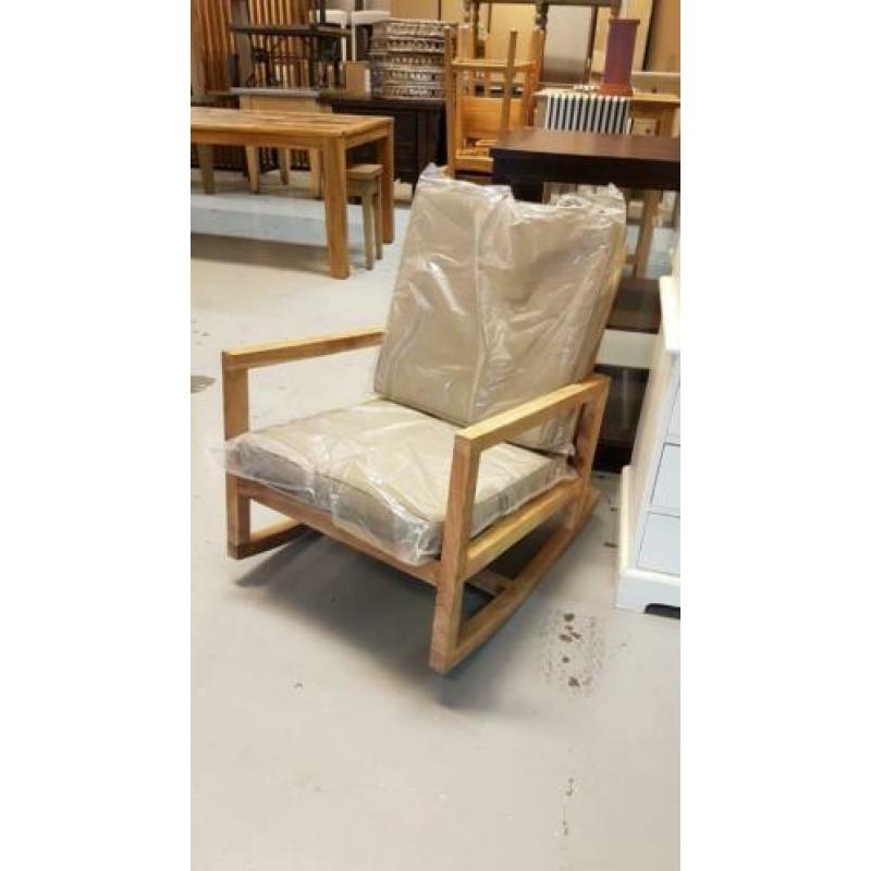 Nieuwe teakhouten schommelstoel met kussens