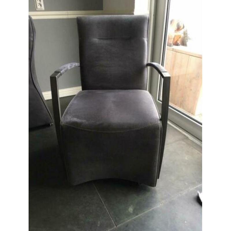 4 mooie eetkamer stoelen