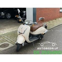 Retro scooter (snor) hele nette staat nog maar 133km