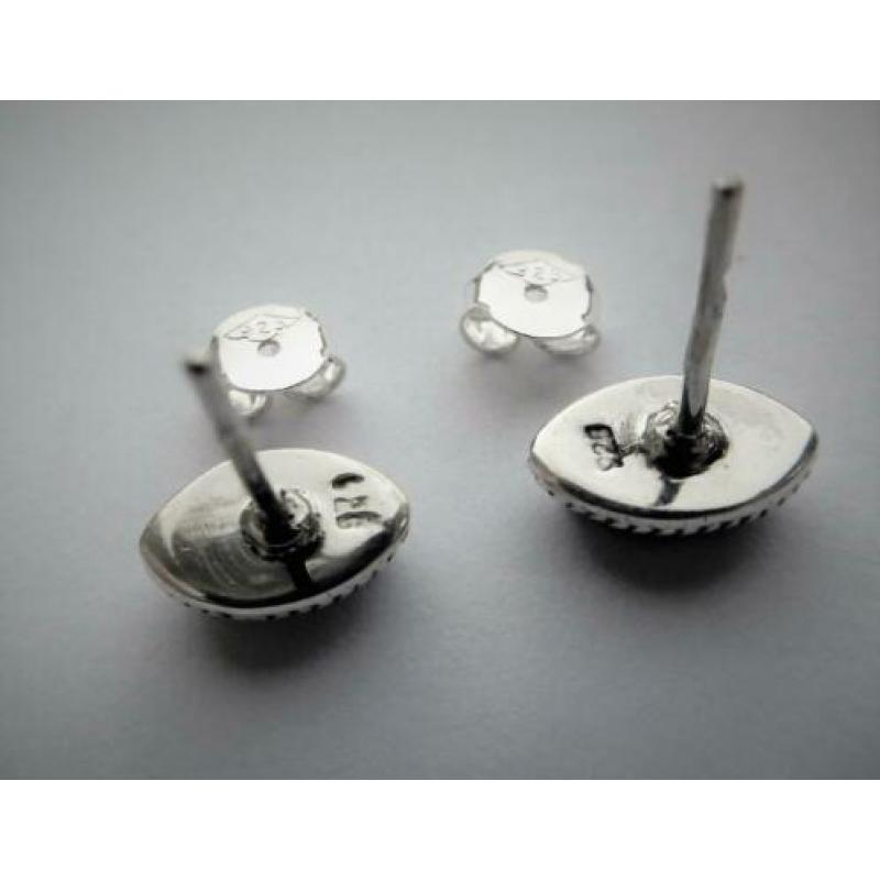 De lengte van deze oorbellen is 26 mm en de breedte is 6 mm.