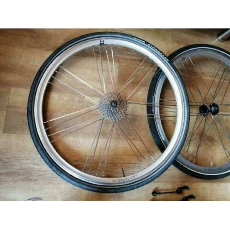 28 inch Giant wielset met platte spaken + banden