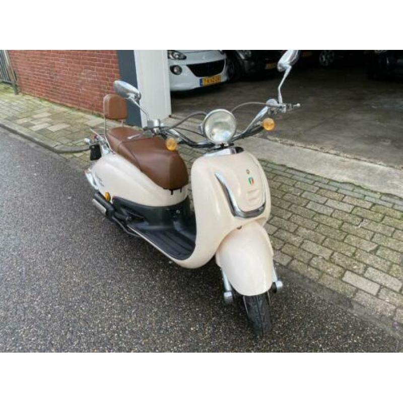 Retro scooter (snor) hele nette staat nog maar 133km