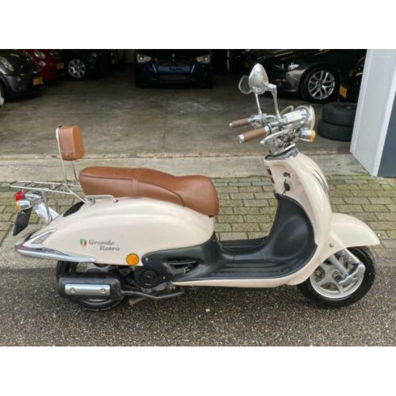 Retro scooter (snor) hele nette staat nog maar 133km