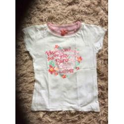Te koop: wit shirtje voor een meisje maat 104/110
