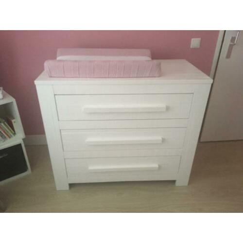 babykamer witte commode en ledikant