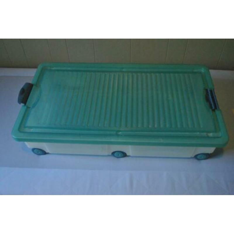 Kledingboxen (2 stuks, voor 5 euro per stuk)