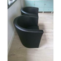Zwarte kuipstoelen.