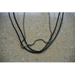 ketting bestaande uit 2 bruinleren + 1 zilverkleurig ketting