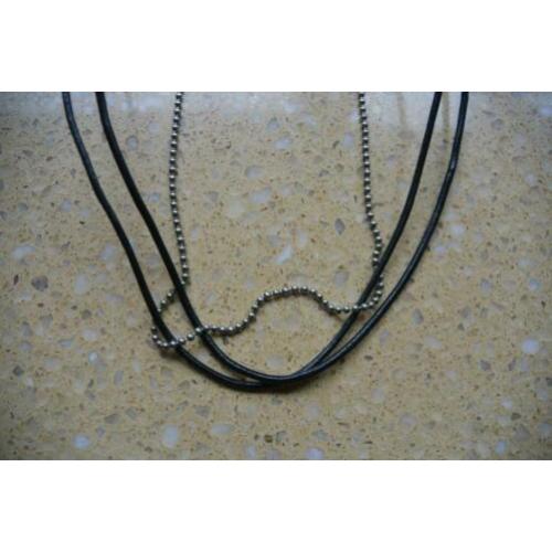 ketting bestaande uit 2 bruinleren + 1 zilverkleurig ketting