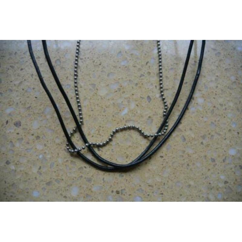 ketting bestaande uit 2 bruinleren + 1 zilverkleurig ketting