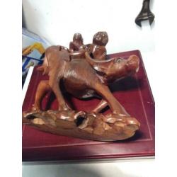 Houtsnijwerk uit Java / waterbuffel man en kind